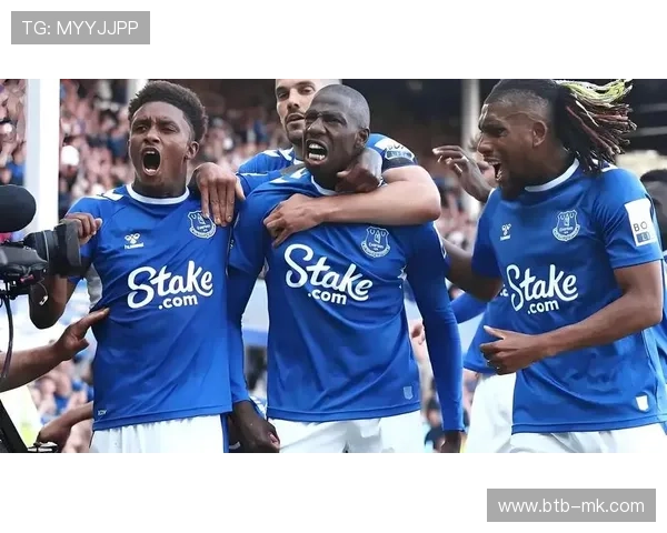 英超：升班马利兹联逼平曼联，表现顽强